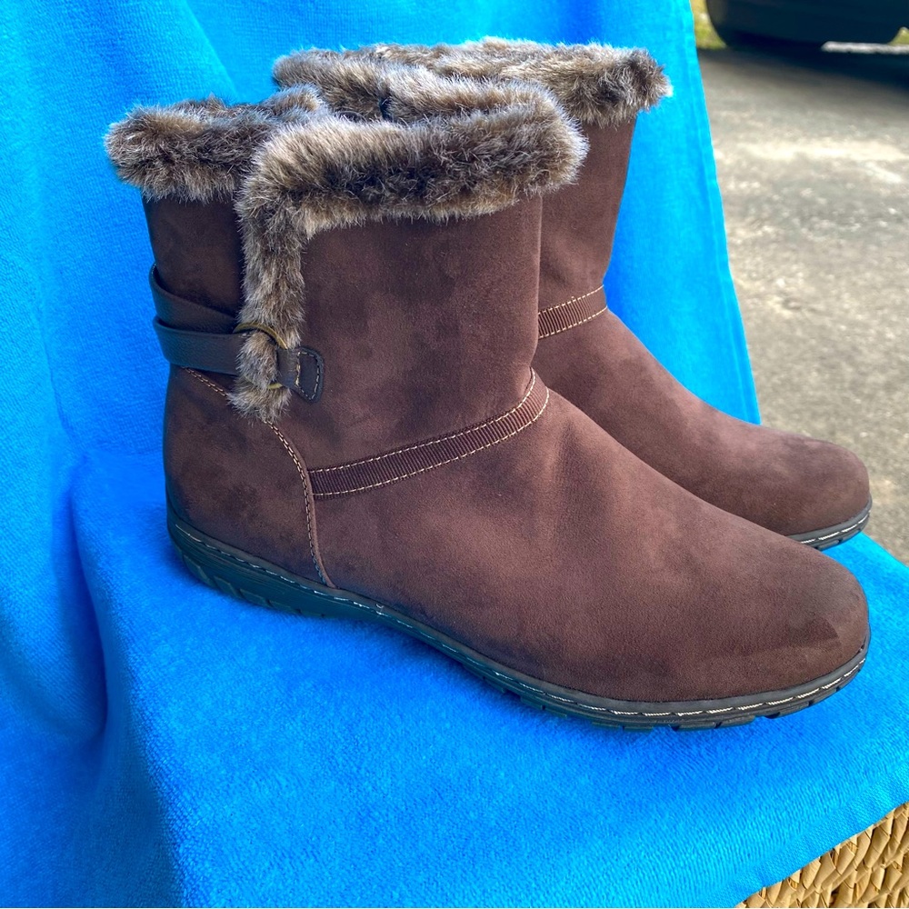 Cute and comfy Women’s Size 9.5 Natural Soul Brown Winter Boots w/ Faux Fur Trim